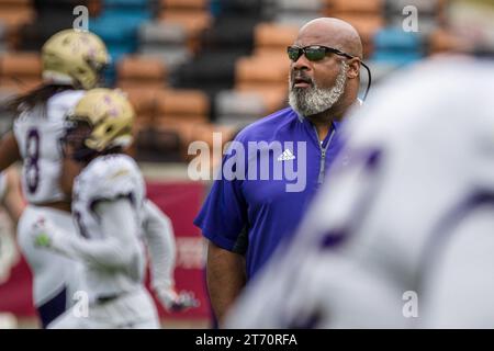 12. November 2023: Fred McNair, Cheftrainer der Alcorn State Braves, beobachtet sein Team vor dem NCAA-Fußballspiel zwischen den Alcorn State Braves und den Texas Southern Tigers im Shell Energy Stadium in Houston, Texas. Texas Southern besiegte Alcorn State mit 44:10. Prentice C. James über Cal Sport Media Stockfoto