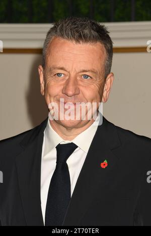 LOS ANGELES, KALIFORNIEN – 11. NOVEMBER: Peter Morgan bei Netflix' The Crown Staffel 6 LA Premiere am Westwood Regency Village Theatre in Los Angeles, Kalifornien am 12. November 2023. Kredit: Jeffrey Mayer/MediaPunch Kredit: MediaPunch Inc/Alamy Live News Stockfoto