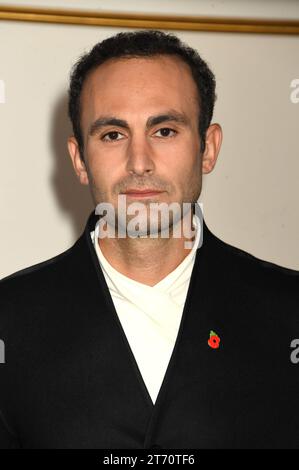 Los Angeles, Ca. November 2023. Khalid Abdalla bei Netflix' The Crown Staffel 6 LA Premiere am Westwood Regency Village Theatre in Los Angeles, Kalifornien am 12. November 2023. Quelle: Jeffrey Mayer/Media Punch Credit: Media Punch Inc/Alamy Live News/Alamy Live News Stockfoto