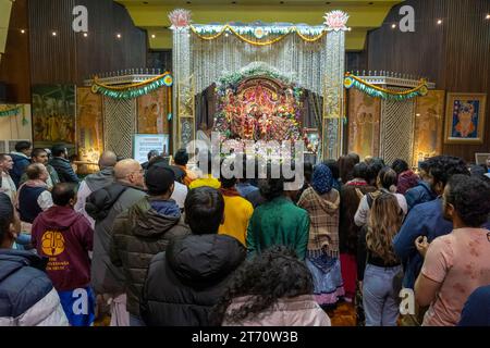 New York, Usa. November 2023. NEW YORK, NEW YORK – 12. NOVEMBER: Hindu-Anhänger singen und klatschen während einer Diwali-Feier im Hare Krishna Consciousness Center (ISKCON) am 12. November 2023 im Brooklyn Borough in New York City. Diwali, auch bekannt als Deepavali, und das „Festival der Lichter“, ist eines der beliebtesten Feste des Hinduismus. Quelle: Ron Adar/Alamy Live News Stockfoto