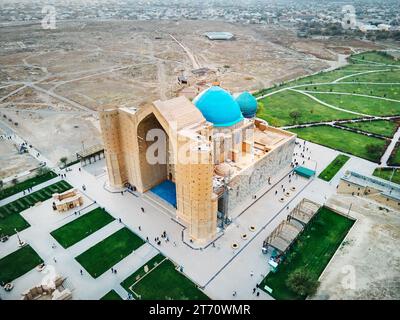 Drohnenansicht des Mausoleums von Choja Ahmed Yasavi aus der Luft in der Stadt Turkestan in Südkasachstan Stockfoto