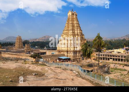 Virupaksha Tempel von Hemakuta Hills in Hampi, Karnataka, Indien. Stockfoto