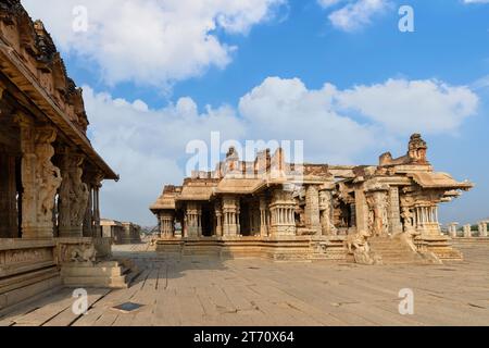 Ruinen der antiken Steinarchitektur im Tempelkomplex Vijaya Vittala in Hampi Karnataka, Indien. Stockfoto