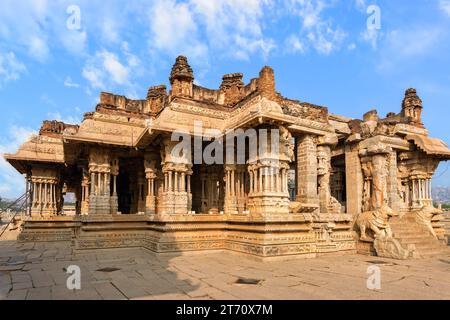 Ruinen der antiken Steinarchitektur im Tempelkomplex Vijaya Vittala in Hampi Karnataka, Indien. Stockfoto