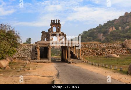 Alte Steintorruinen in Hampi Karnataka, Indien Stockfoto