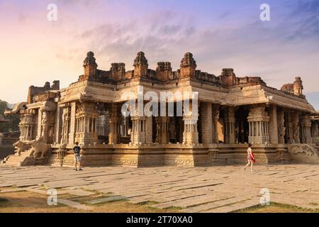 Ruinen der antiken Steinarchitektur im Tempelkomplex Vijaya Vittala in Hampi Karnataka, Indien. Stockfoto