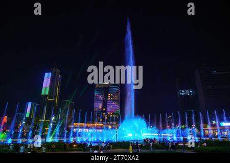 Usbekistan, Taschkent - 27. September 2023: Ein Brunnen mit Laserbeleuchtung und Lichtmusik im Stadtpark Taschkent bei Nacht vor der Kulisse Stockfoto