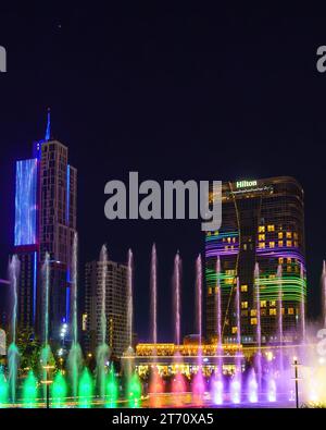 Usbekistan, Taschkent - 27. September 2023: Ein Brunnen mit Laserbeleuchtung und Lichtmusik im Stadtpark Taschkent bei Nacht vor der Kulisse Stockfoto