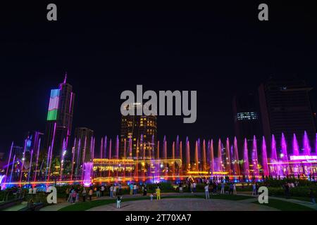 Usbekistan, Taschkent - 27. September 2023: Ein Brunnen mit Laserbeleuchtung und Lichtmusik im Stadtpark Taschkent bei Nacht vor der Kulisse Stockfoto