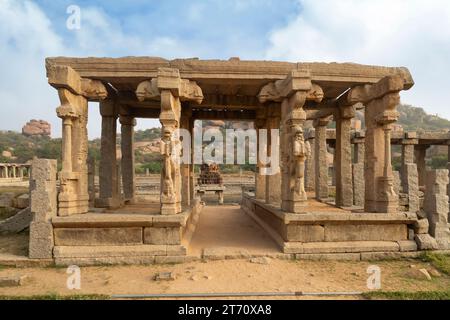 Ruinen der antiken Steinarchitektur des Pushkarni-Teichs im Tempelkomplex Vijaya Vittala in Hampi, Karnataka, Indien Stockfoto