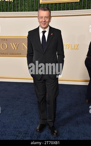 Westwood, USA. November 2023. Peter Morgan kam bei der Premiere von Teil 1 der letzten Staffel von „THE CROWN“ in Los Angeles am 12. November 2023 im Westwood Regency Village Theatre in Westwood, Kalifornien. © Lisa OConnor/AFF-USA.com Credit: AFF/Alamy Live News Stockfoto