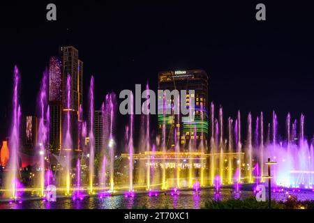 Usbekistan, Taschkent - 27. September 2023: Ein Brunnen mit Laserbeleuchtung und Lichtmusik im Stadtpark Taschkent bei Nacht vor der Kulisse Stockfoto