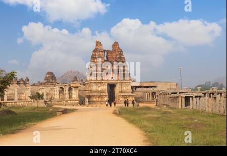 Ruinen der antiken Steinarchitektur im Tempelkomplex Vijaya Vittala in Hampi Karnataka, Indien. Stockfoto