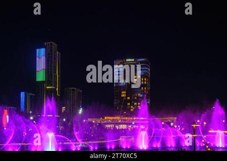 Usbekistan, Taschkent - 27. September 2023: Ein Brunnen mit Laserbeleuchtung und Lichtmusik im Stadtpark Taschkent bei Nacht vor der Kulisse Stockfoto