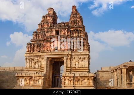 Ruinen der antiken Steinarchitektur im Tempelkomplex Vijaya Vittala in Hampi Karnataka, Indien. Stockfoto