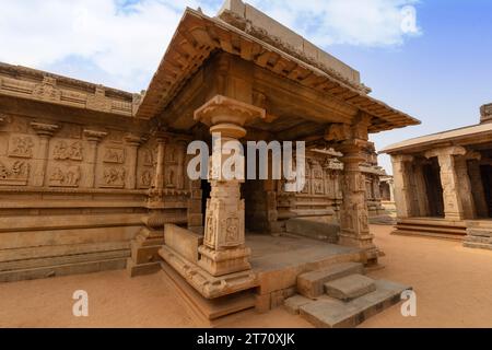 Hazara Rama Tempel mit komplizierten Steinschnitzereien, erbaut Anfang des 15. Jahrhunderts in Hampi, Karnataka, Indien Stockfoto