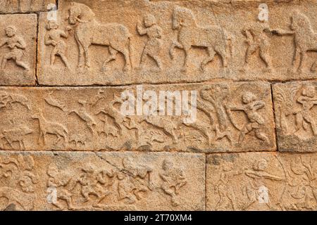 Komplizierte Steinschnitzereien und mittelalterliche Kunstwerke an den Wänden des Hazara Rama Tempels in Hampi, Karnataka, Indien Stockfoto