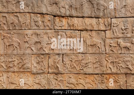 Komplizierte Steinschnitzereien und mittelalterliche Kunstwerke an den Wänden des Hazara Rama Tempels in Hampi, Karnataka, Indien Stockfoto