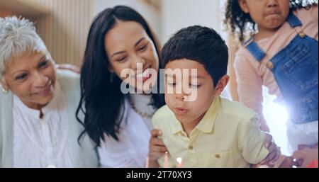 Geburtstagskuchen, Kerzen für Kinder und große Familie, um gemeinsam mit einem Lächeln, Spaß und Liebe zu Hause zu feiern. Glück, Junge und Glückwunsch, Mom Stockfoto