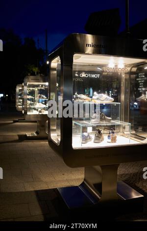 Außenwerbung für Schuhe von Designer Tom Ford am Kurfürstendamm in Berlin bei Nacht Stockfoto