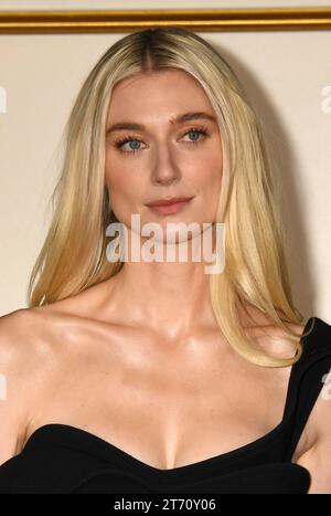LOS ANGELES, KALIFORNIEN - 11. NOVEMBER: Elizabeth Debicki bei Netflix The Crown Staffel 6 LA Premiere am Westwood Regency Village Theatre in Los Angeles, Kalifornien am 12. November 2023. Copyright: XJeffreyxMayerx Stockfoto