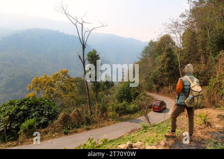 Malerische Bergstraße mit Blick auf die majestätische schneebedeckte Kanchenjunga Himalaya Bergkette bei Tinchuley, Darjeeling, Indien Stockfoto