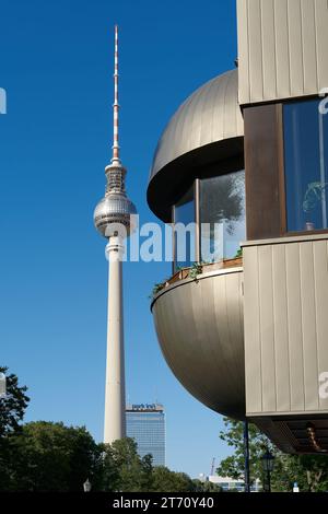 Blick vom Nikolaiviertel mit seinen modernen Wohnhäusern auf den Fernsehturm, das Wahrzeichen der Stadt Berlin Stockfoto