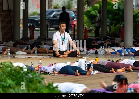 JAKARTA, INDONESIEN - 11. NOVEMBER 2023: Anjasmara Prasetya lehrt und praktiziert Yoga mit einer Gruppe nicht identifizierter Menschen im Tebet Eco Park, Jakarta Stockfoto