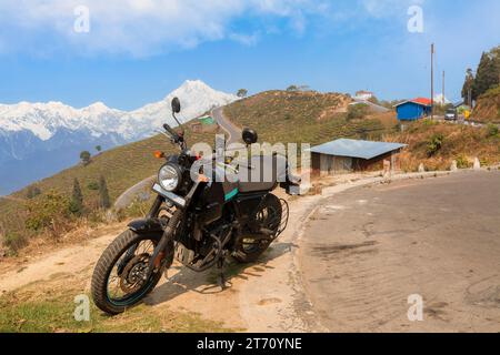 Touristenfahrrad parkt am Straßenrand bei mit Blick auf die Kanchenjunga Himalaya Bergkette in der Nähe von Tinchuley, Darjeeling, Indien Stockfoto