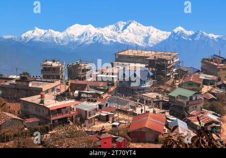Malerische Bergdorf in der Nähe der Bergstation Tinchuley mit Blick auf die Kanchenjunga Himalaya Bergkette in Darjeeling, Indien Stockfoto