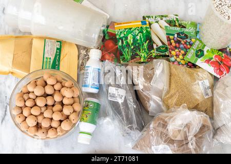 Verschiedene Packungen mit Pflanzensamen und Bio-Düngemittel: SWAT, Pakistan - 17. September 2023. Stockfoto