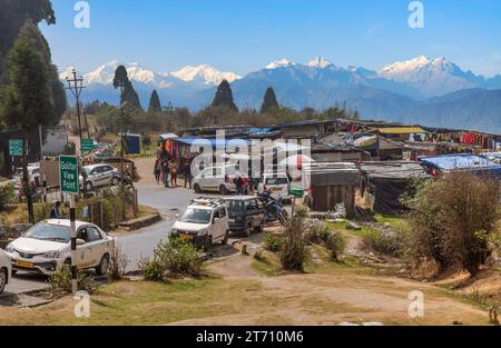 Kanchenjunga Himalaya Bergkette vom Golitar Aussichtspunkt aus mit Blick auf Fahrzeuge, Touristen und Geschäfte in Darjeeling, Indien Stockfoto