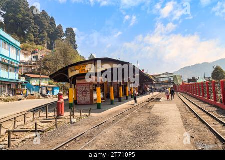 Der Bahnhof Ghum der Darjeeling Himalayan Railway ist der höchste Bahnhof im Bundesstaat Westbengalen, Indien Stockfoto