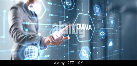 Geschäftsmann klickt auf Java Programmiersprache Anwendungskonzept auf virtuellen Bildschirm. Stockfoto