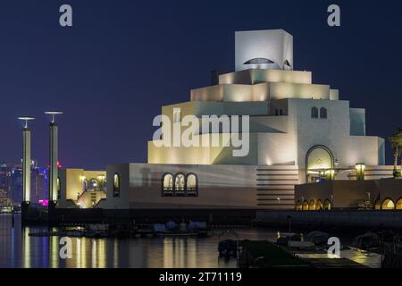 Das Museum of Islamic Art (MIA) in Doha, Katar, wurde auf einer Insel vor einer künstlich vorspringenden Halbinsel in der Nähe des traditionellen Dhow-Hafens errichtet. Stockfoto
