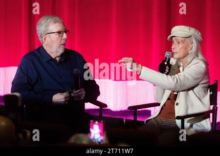 12. November 2023: Die BAFTA-Gewinnerin Diane Ladd spricht mit dem Filmhistoriker Leonard Maltin auf dem Coronado Island Film Festival in Coronado, Kalifornien am Sonntag, den 12. November über ihren neuen Film Isle of Hope. Diane spielte in Filmen prominenter Regisseure wie Roman Polanski, Martin Scorcese und David Lynch; sie ist außerdem Regisseurin und Produzentin und Mutter der Oscar-Preisträgerin Laura den (Credit Image: © Rishi Deka/ZUMA Press Wire). Nicht für kommerzielle ZWECKE! Stockfoto
