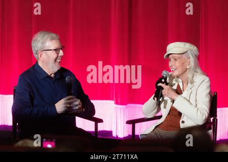 12. November 2023: Die BAFTA-Gewinnerin Diane Ladd spricht mit dem Filmhistoriker Leonard Maltin auf dem Coronado Island Film Festival in Coronado, Kalifornien am Sonntag, den 12. November über ihren neuen Film Isle of Hope. Diane spielte in Filmen prominenter Regisseure wie Roman Polanski, Martin Scorcese und David Lynch; sie ist außerdem Regisseurin und Produzentin und Mutter der Oscar-Preisträgerin Laura den (Credit Image: © Rishi Deka/ZUMA Press Wire). Nicht für kommerzielle ZWECKE! Stockfoto