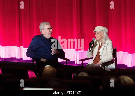 12. November 2023: Die BAFTA-Gewinnerin Diane Ladd spricht mit dem Filmhistoriker Leonard Maltin auf dem Coronado Island Film Festival in Coronado, Kalifornien am Sonntag, den 12. November über ihren neuen Film Isle of Hope. Diane spielte in Filmen prominenter Regisseure wie Roman Polanski, Martin Scorcese und David Lynch; sie ist außerdem Regisseurin und Produzentin und Mutter der Oscar-Preisträgerin Laura den (Credit Image: © Rishi Deka/ZUMA Press Wire). Nicht für kommerzielle ZWECKE! Stockfoto