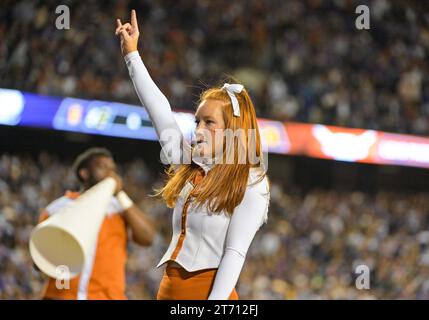 11. November 2023: Texas Longhorns Cheerleader während der 1. Hälfte des NCAA Football-Spiels zwischen den Texas Longhorns und TCU Horned Frogs im Amon G. Carter Stadium in Fort Worth, Texas. Matthew Lynch/CSM Stockfoto