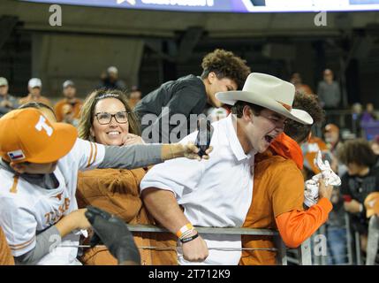 11. November 2023: Texas Longhorns Fans nach dem NCAA Football Spiel zwischen den Texas Longhorns und TCU Horned Frogs im Amon G. Carter Stadium in Fort Worth, Texas. Matthew Lynch/CSM Stockfoto