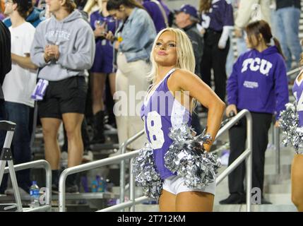 11. November 2023: TCU Horned Frogs Cheerleader während der 2. Hälfte des NCAA Football-Spiels zwischen den Texas Longhorns und TCU Horned Frogs im Amon G. Carter Stadium in Fort Worth, Texas. Matthew Lynch/CSM Stockfoto