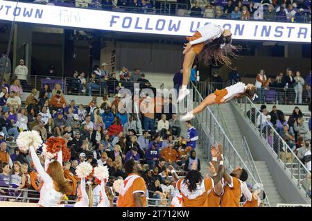 11. November 2023: Texas Longhorns Cheerleader während der 2. Hälfte des NCAA Football-Spiels zwischen den Texas Longhorns und TCU Horned Frogs im Amon G. Carter Stadium in Fort Worth, Texas. Matthew Lynch/CSM Stockfoto