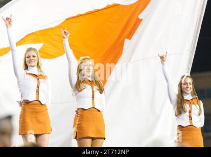 11. November 2023: Texas Longhorns Cheerleader nach dem NCAA Football-Spiel zwischen den Texas Longhorns und TCU Horned Frogs im Amon G. Carter Stadium in Fort Worth, Texas. Matthew Lynch/CSM Stockfoto