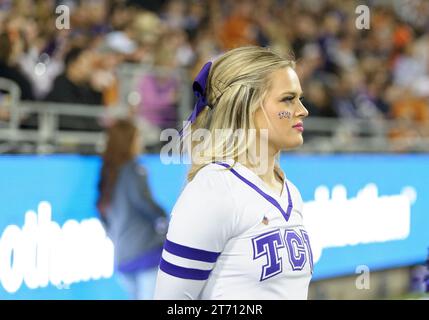 11. November 2023: TCU Horned Frogs Cheerleader während der 2. Hälfte des NCAA Football-Spiels zwischen den Texas Longhorns und TCU Horned Frogs im Amon G. Carter Stadium in Fort Worth, Texas. Matthew Lynch/CSM Stockfoto