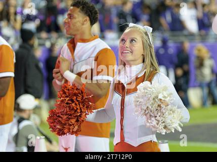 11. November 2023: Texas Longhorns Cheerleader während der 2. Hälfte des NCAA Football-Spiels zwischen den Texas Longhorns und TCU Horned Frogs im Amon G. Carter Stadium in Fort Worth, Texas. Matthew Lynch/CSM Stockfoto