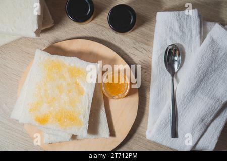 Frühstück mit Brot und Marmelade auf dem Holztisch Stockfoto