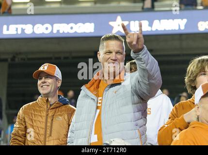 11. November 2023: Texas Longhorns Fans nach dem NCAA Football Spiel zwischen den Texas Longhorns und TCU Horned Frogs im Amon G. Carter Stadium in Fort Worth, Texas. Matthew Lynch/CSM Stockfoto