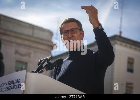 Der Führer der spanischen Volkspartei Alberto Núñez Feijoo spricht an die Anwesenden auf dem Platz Puerta del Sol während der Demonstration. Die von der Volkspartei (PP) einberufene Demonstration in allen Provinzhauptstädten aus Protest gegen ein zukünftiges Amnestiegesetz nach dem PSOE-Pakt mit Junts und ERC hat laut Angaben der Regierungsdelegation mehr als 80.000 Menschen in Madrid zusammengeführt. Die PP erhöht die Zahl auf eine Million Teilnehmer in Madrid und etwa zwei Millionen der Gesamtzahl der Menschen, die in den 52 spanischen Provinzen mobilisiert worden wären. (Foto: David Canales / SOPA im Stockfoto