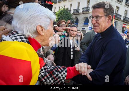 Der Führer der spanischen Volkspartei Alberto Núñez Feijoo begrüßt seine Anhänger auf dem Platz Puerta del Sol während der Demonstration. Die von der Volkspartei (PP) einberufene Demonstration in allen Provinzhauptstädten aus Protest gegen ein zukünftiges Amnestiegesetz nach dem PSOE-Pakt mit Junts und ERC hat laut Angaben der Regierungsdelegation mehr als 80.000 Menschen in Madrid zusammengeführt. Die PP erhöht die Zahl auf eine Million Teilnehmer in Madrid und etwa zwei Millionen der Gesamtzahl der Menschen, die in den 52 spanischen Provinzen mobilisiert worden wären. Stockfoto