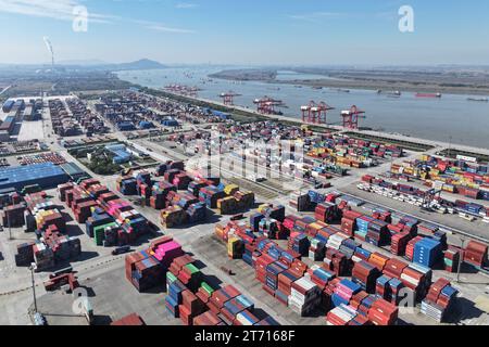 NANJING, CHINA - 13. NOVEMBER 2023 - Container werden im Longtan Containerhafen des Nanjing-Hafens in Nanjing, Provinz Jiangsu, China, am 13. November 20 gesehen Stockfoto